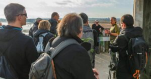 guia donant explicacions al públic des de les torres senillosa del parc natural dels aiguamolls de l'Empordà. GUIES DE MUNTANYA EDUCACIÓ AMBIENTAL