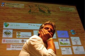 presentació del joc amb el mòbil al bosc sobre teixos de la Garrotxa. GUIES DE MUNTANYA EDUCACIÓ AMBIENTAL